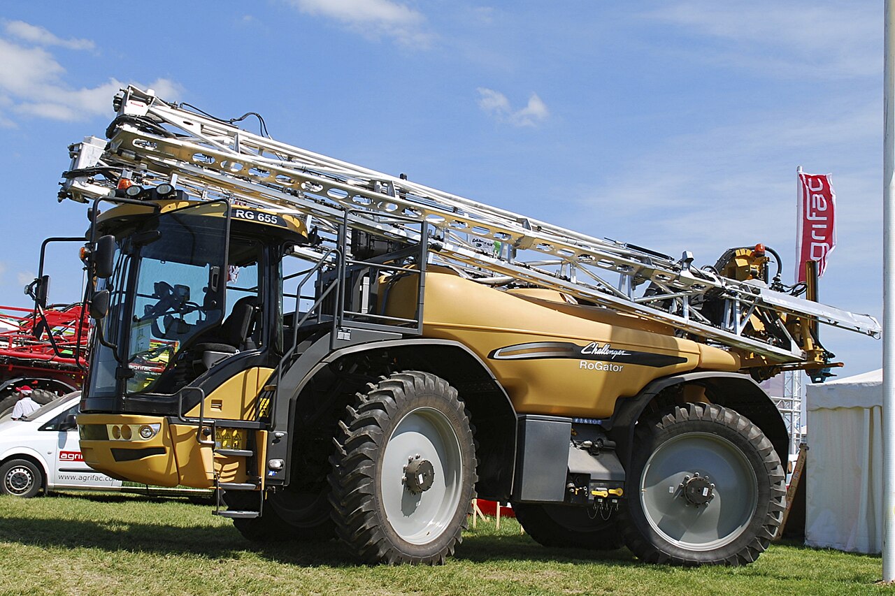 Ag-Chem RoGator 655 — самоходный опрыскиватель