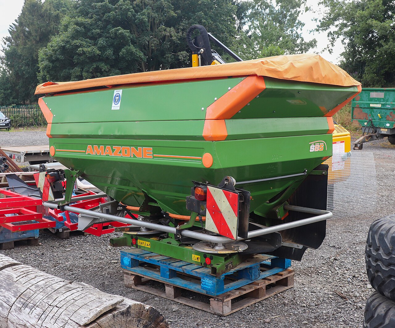 Amazone ZA-M 2700 — навесной разбрасыватель минеральных удобрений