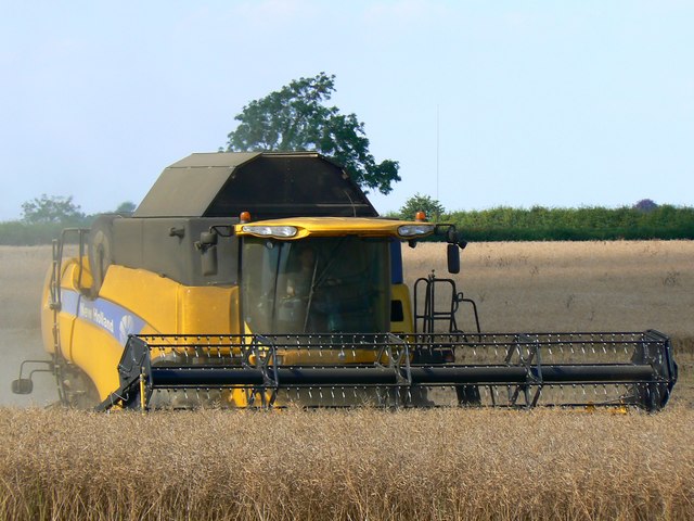 Зерноуборочный комбайн New Holland на уборке урожая
