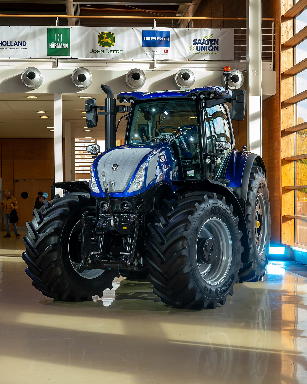 Трактор New Holland T7 — одна из ключевых серий бренда (Agritechnica 2023)